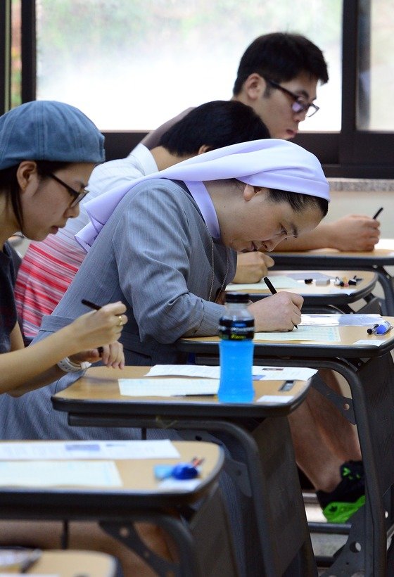 제35회 한국어능력검정시험(TOPIK)이 실시된 20일 오후 고사장이 마련된 서울 종로구 성균관대학교 퇴계인문관에서 응시생들이 답안지를 작성하고 있다. 외국인과 재외동포들을 대상으로 하는 한국어능력검정시험은 두 단계로 개편된 이후 이날 처음으로 치뤄졌으며 2반2천629명이 지원해 국내 27개 시험장에서 일제히 시행됐다. 2014.7.20/뉴스1 © News1