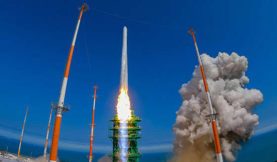 순수 국내기술로 제작된 한국형 최초 우주발사체 ‘누리호’(KSLV-Ⅱ)‘가 21일 전남 고흥군 나로우주센터에서 발사되고 있다. 누리호는 두번째 도전 끝에 발사에 성공했으며 이로써 우리나라는 세계 7번째로 1500kg급 실용 위성을 지구 저궤도(600~800㎞)에 수송할 수 있는 능력을 확보한 국가가 됐다. 사진공동취재단