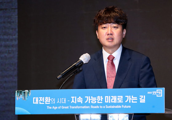 이준석 국민의힘 대표가 22일 서울 중구 롯데호텔에서 열린 ‘2022 경향포럼’에서 축사를 하고 있다. 2022.6.22/뉴스1