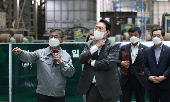 윤석열 대통령이 22일 경남 창원 성산구 두산에너빌리티 원자력 공장을 방문해 텅 빈 원자로 제작 현장을 둘러보고 있다. 대통령실사진기자단