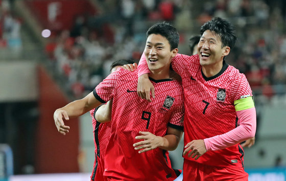 대한민국 축구 국가대표팀 조규성이 4일 서울월드컵경기장에서 열린 ‘2002 한일월드컵 20주년 기념 평가전’ 대한민국과 이집트의 경기 후반 팀 세번째 골을 성공한 뒤 손흥민과 기뻐하고 있다. 2022.6.14/뉴스1