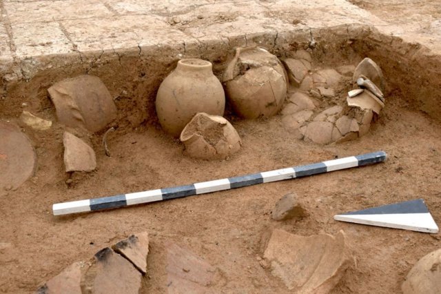 자키쿠 유적지에서 발견된 5개의 도자기 그릇. 독일 튀빙겐 대학교 제공
