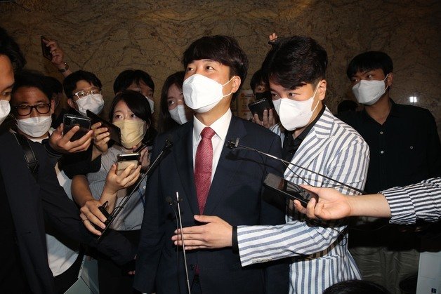 이준석 국민의힘 대표가 22일 오전 인천 연수구 송도센트럴파크 호텔에서 열린 ‘국민의힘 인천시당 제9대 지방선거 당선인 워크숍’에서 기자들의 질문을 받지 않은채 자리를 떠나고 있다. 2022.6.22/뉴스1 © News1