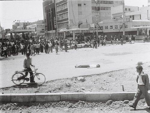 1980년 5월 21일 금남로 4가 교차로에 사람이 쓰러져 있다. (5·18민주화운동진상규명조사위원회 제공) 뉴스1