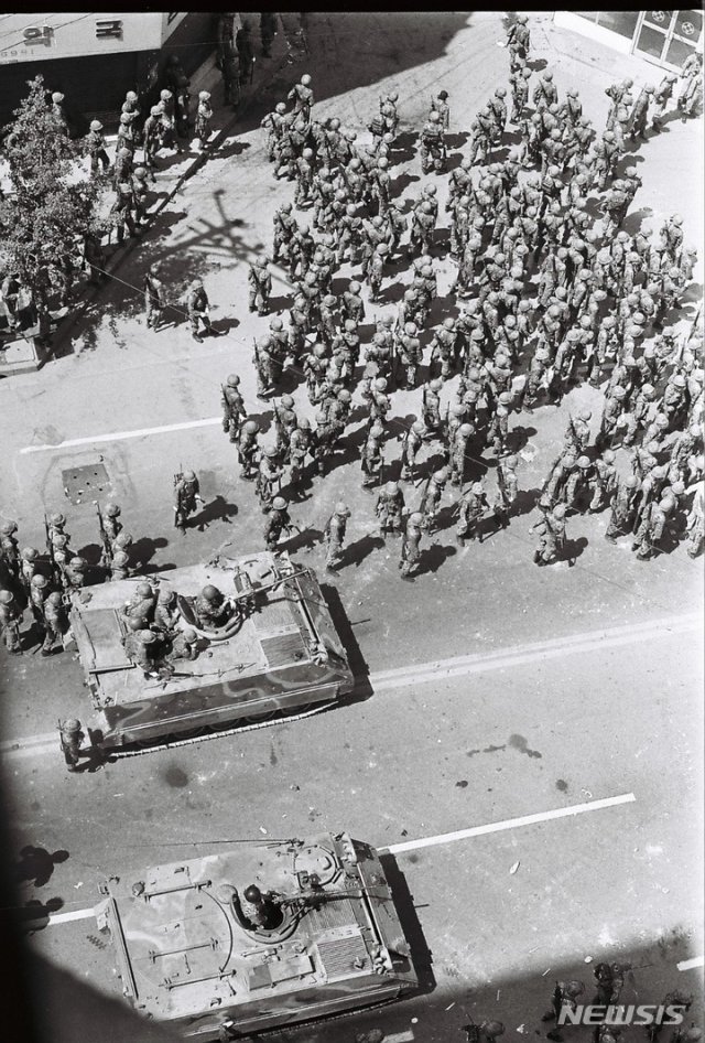 1980년 5월 21일 오전 10시~11시경 광주 동구 금남로 전일빌딩 앞에 배치된 계엄군 장갑차의 12.7㎜ 기관총에 실탄이 장착돼 있다. (5·18민주화운동진상규명조사위원회 제공) 뉴시스