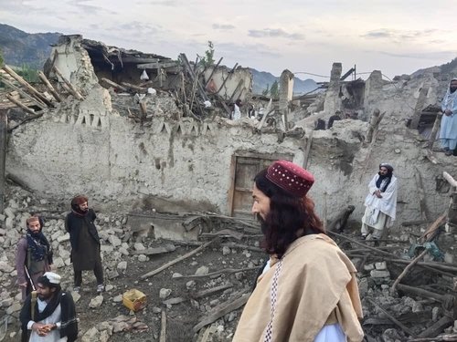 22일(현지시간) 아프가니스탄 팍티카주의 한 마을에서 주민들이 지진으로 파괴된 건물을 허탈한 표정으로 바라보고 있다. 팍티카=AP/뉴시스