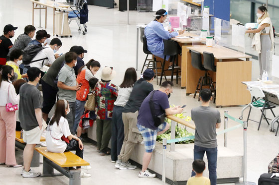 29일 인천국제공항 제1여객터미널 입국장이 붐비고 있다. 2022.5.29/뉴스1 © News1