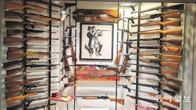 미국 버지니아주 전미총기협회(NRA) 박물관에 전시된 구형 소총과 권총들. 이 박물관에는 17세기부터 현재까지 생산된 총기 약 
3000점이 전시돼 있다. NRA를 비롯해 총기 규제 강화에 반대하는 미국인들은 “(총기로) 스스로를 지키는 권리”는 헌법이 
규정한 신성한 권리이므로 포기할 수 없다고 생각한다. 버지니아=문병기 특파원 weappon@donga.com