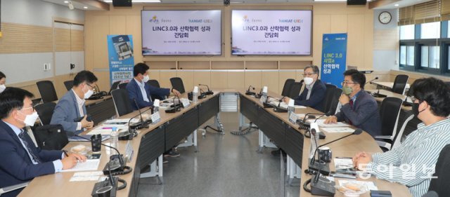 교육부와 한국연구재단은 14일 대전 유성구 한밭대에서 간담회를 열고 ‘산학협력 선도(전문)대학 육성사업(LINC)’을 통한 
지방대학의 경쟁력 강화 등 성과를 되짚어 보는 자리를 가졌다. 이 자리에서는 올해부터 6년간 진행되는 LINC 3.0의 발전 
방안도 논의됐다. 유성=김동주 기자 zoo@donga.com