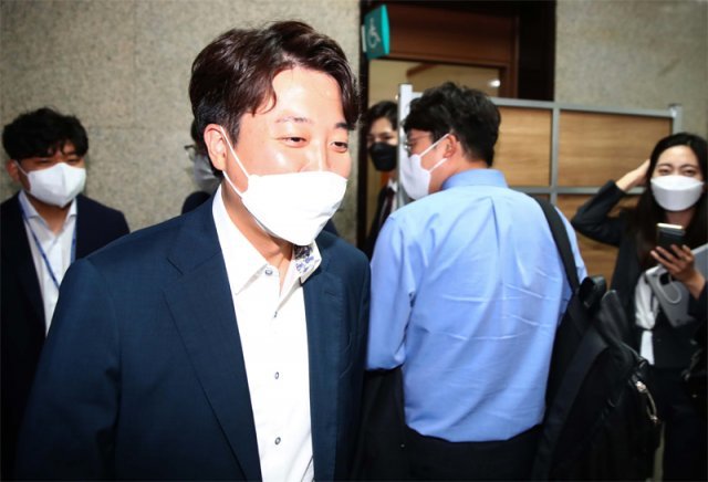 국민의힘 윤리위원회 징계 심의를 앞둔 이준석 국민의힘 대표가 22일 오후 저녁 식사를 마치고 서울 여의도 국회 당대표실로 향하고 있다. 사진공동취재단
