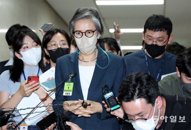 이양희 국민의힘 윤리위원장이 22일 국회에서 열린 이준석 대표의 성상납 의혹 및 증거인멸교사 의혹 징계를 논의하기 위한 회의에 참석하고 있다. 원대연 기자 yeon72@donga.com