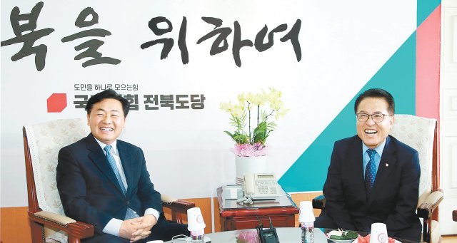 21일 국민의힘 전북도당을 찾은 김관영 전북도지사 당선인(왼쪽)이 정운천 도당위원장 등과 도정 협치를 위한 의견을 나누고 있다. 전북도지사직 인수위원회 제공