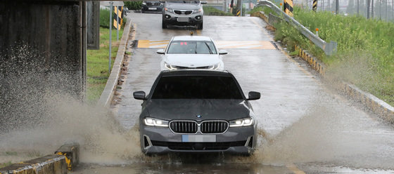 폭우로 인해 대전 중구 증촌동 천변도로에서 차량이 물보라를 일으키며 지나고 있다. 뉴스1