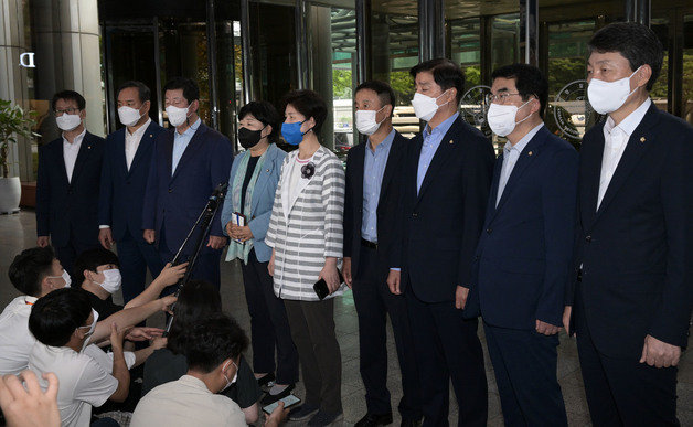 제21대 국회 상반기 행정안전위원장을 맡았던 서영교 더불어민주당 의원과 전반기 행안위 소속 의원들이 23일 오전 서울 서대문구 경찰청을 찾아 윤석열 정부의 경찰 통제 규탄과 경찰의 중립성을 촉구하며 입장을 말하고 있다. 국회사진취재단