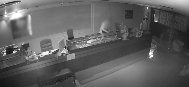 금은방에 침입한 A씨가 귀금속을 훔치는 CCTV 장면. 부산경찰청 제공