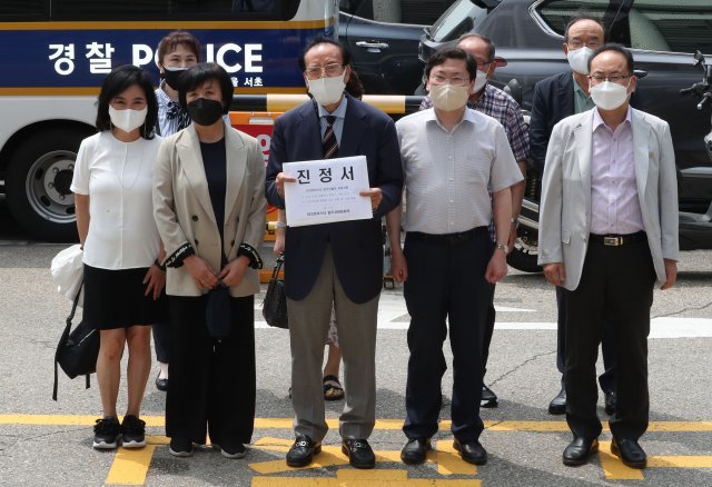 정원헌 아크로비스타 입주자대표회장과 동대표들이 22일 오전 집회 반대 진정서를 접수 하기위해 서울 서초경찰서로 들어서고 있다. 뉴스1