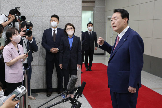윤석열 대통령이 23일 오전 용산 대통령실로 출근하며 취재진 질의에 답하던 중 주먹을 불끈 쥐고 있다. 대통령실사진기자단