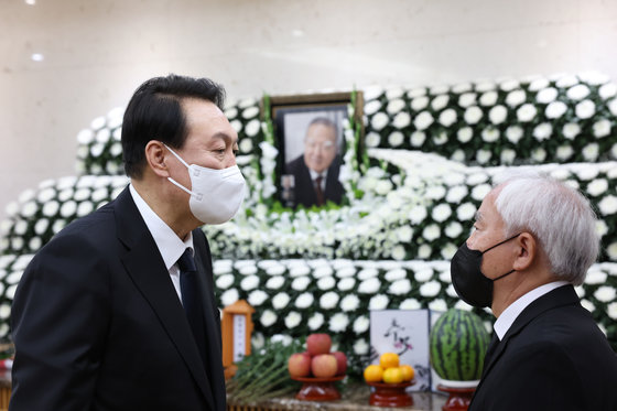 윤석열 대통령이 23일 송파구 서울아산병원에 마련된 조순 전 경제부총리의 빈소를 찾아 조문한 뒤 유가족을 위로하고 있다. 대통령실 제공