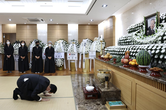 윤석열 대통령이 23일 송파구 서울아산병원에 마련된 조순 전 경제부총리의 빈소를 찾아 조문하고 있다. 대통령실 제공