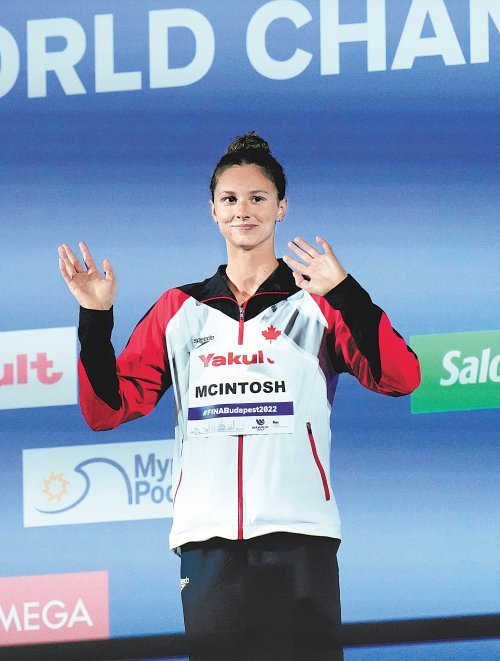 여자 접영 200m에서 우승을 한 16세의 서머 매킨토시(캐나다). 부다페스트=AP 뉴시스