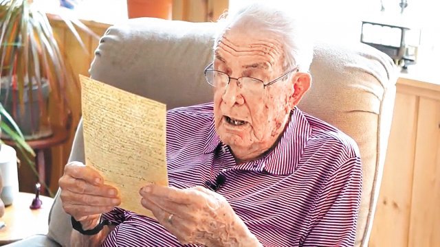 ‘메러디스 빅토리’호의 기관사였던 멀 스미스 전 미국 해군 예비역 소장이 철수를 끝낸 후 미 본토에 있는 가족에게 안부를 전한 편지를 다시 읽고 있다. 한국전쟁유업재단 제공