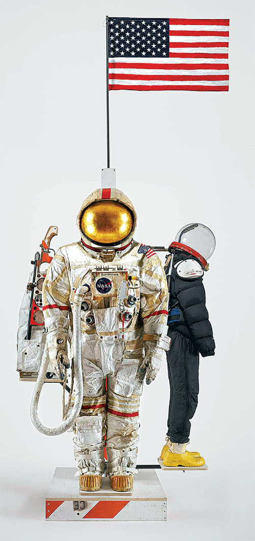 아트선재센터 8월 7일까지 ‘스페이스 프로그램’ ‘Mary‘s Suit’(2019년). 2007년부터 삭스는 미국 항공우주국(NASA)의 아폴로 계획에서 영감을 받아 우주기지, 우주복, 우주선을 작품으로 만든 ‘스페이스 프로그램’ 연작을 선보였다. 아트선재센터 제공