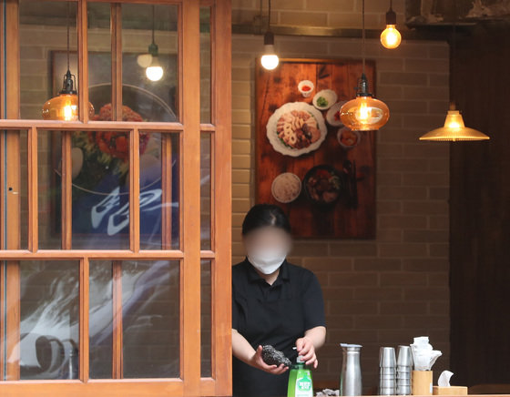30일 서울 명동의 한 음식점 관계자가 영업 준비를 하고 있다.2022.5.30/뉴스1 © News1