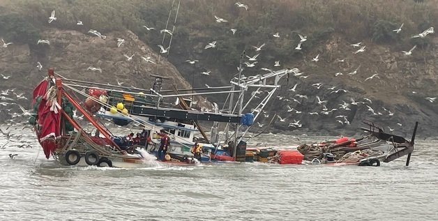 23일 오후 5시32분쯤 전남 신안군 임자도 서쪽 해상에서 연안 개량 안강망 어선 A호가 암초에 걸려 좌초돼 목포해경이 구조작업을 벌이고 있다. 목포해양경찰서 제공