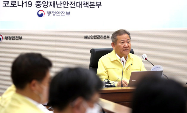 이상민 중앙재난안전대책본부 제2차장(행정안전부 장관)이 24일 오전 정부세종청사에서 코로나19 중앙재안안전대책본부(중대본) 회의를 주재하며 발언하고 있다. 2022.06.24 © News1