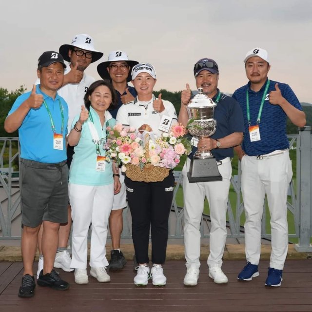 한국여자오픈 우승을 차지한 뒤 자신의 스폰서인 석교상사 이민기 회장 등 관계자와 활짝 웃고 있는 임희정. 석교상사 제공