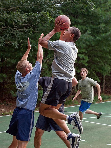 2009년 버락 오바마 대통령이 마서스 비니어드 별장에서 농구를 하는 모습. 위키피디아