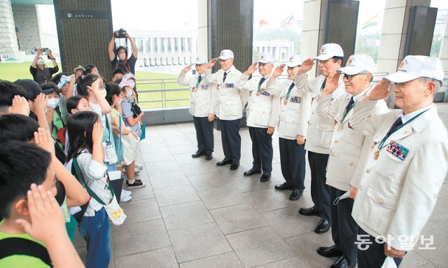 “우리나라를 지켜주셔서 감사합니다”