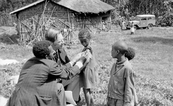 도널드 헨더슨이 지난 1972년 에티오피아의 한 마을에서 아이들에게 두창 백신을 접종하고 있다. © News1 DB