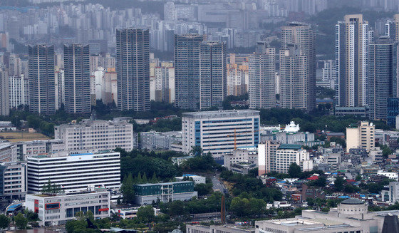 서울 남산에서 바라본 용산 대통령 집무실과 인근 아파트단지. © News1