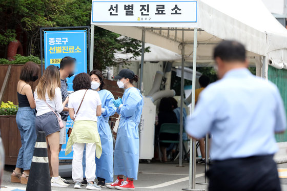 서울 종로구보건소 신종 코로나바이러스 감염증(코로나19) 선별진료소가 운영되고 있다. /뉴스1 © News1