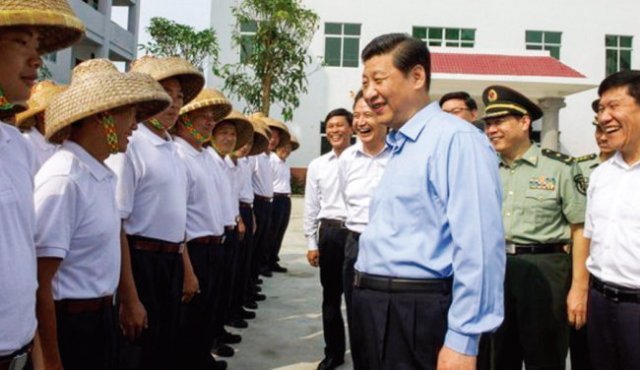 시진핑 중국 국가주석(가운데)이 2013년 4월 하이난성 해상민병 부대를 방문했다. [중국 정부]