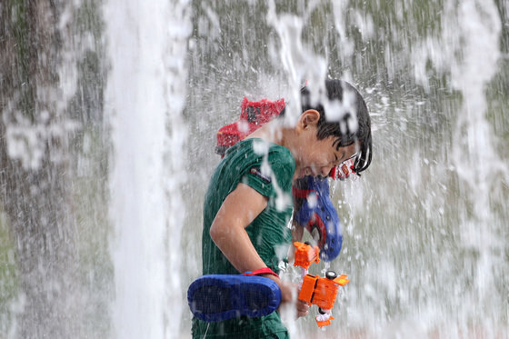 전국 대부분 지역에 폭염특보가 발효된 지난 22일 오후 대구 동구 율하체육공원 바닥분수에서 어린이들이 물놀이를 즐기며 더위를 식히고 있다. /뉴스1