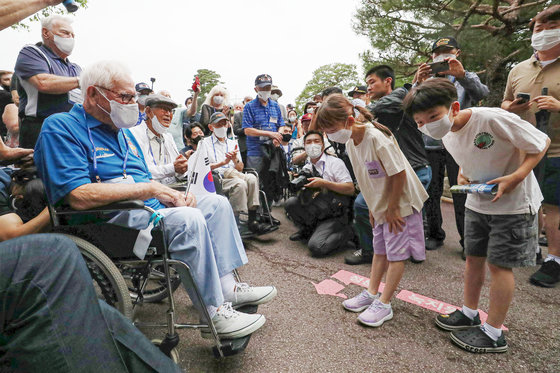 66·25전쟁 72주년을 맞아 우리나라를 찾은 유엔군 참전용사들과 교포 참전용사들이 26일 청와대에서 어린이 관람들객들과 인사를 나누고 있다. 2022.6.26/뉴스1