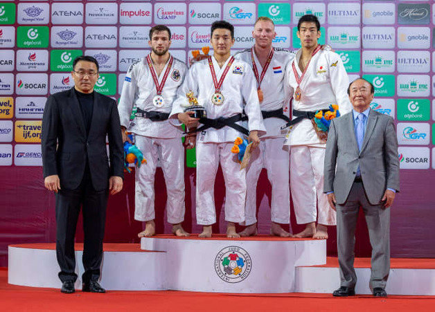 유도 이준환(시상대 왼쪽에서 2번째)가 2022 그랜드슬램 남자 81㎏급에서 우승했다.(IJF 홈페이지 캡처)© 뉴스1