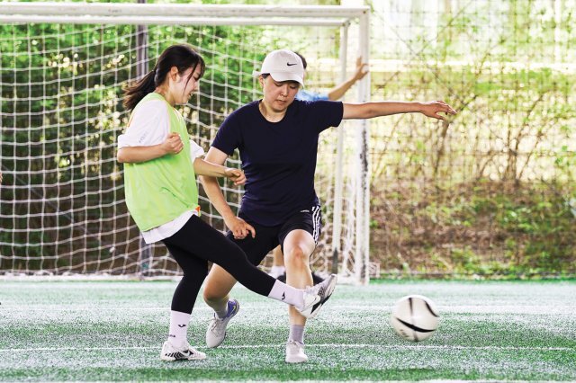 운동 예능 프로그램의 인기 등에 힘입어 풋살을 시작하는 여성들이 늘고있다.   홍태식 프리랜서