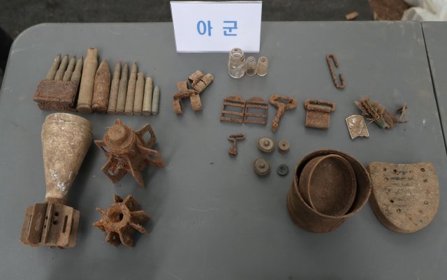 강원도 철원지역에서 발굴된 6.25 한국전쟁 유품들.
