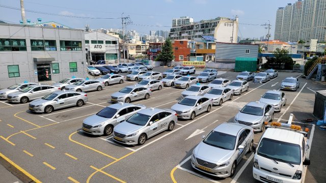 24일 부산 수영구 ㈜금륜산업 차고지에 운행하지 않는 택시가 주차돼 있다. 금륜산업은 택시기사들이 대거 이직하면서 적자가 지속되자 다음 달부터 휴업하기로 결정했다. 부산법인택시조합 제공