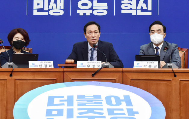 우상호 더불어민주당 비상대책위원장이 27일 오전 서울 여의도 국회에서 열린 비상대책위원회의에서 발언하고 있다. 사진공동취재단