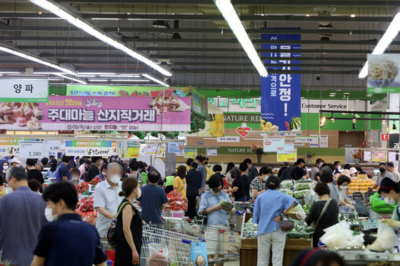 26일 오후 서울 서초구 농협 하나로마트 양재점에서 시민들이 장을 보고 있다. 2022.6.26/뉴스1