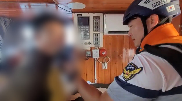 지난 25일 오후 술을 마신채 어선을 운항한 50대 선장이 음주측정을 하고 있다. 제주해양경찰서 제공