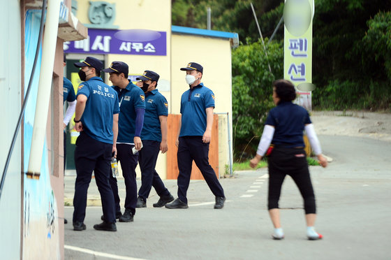 27일 오전 전남 완도군 신지면 일대에서 경찰이 최근 실종된 조모양 일가족을 찾기 위해 수색 작업을 하고 있다. 2022.6.27/뉴스1