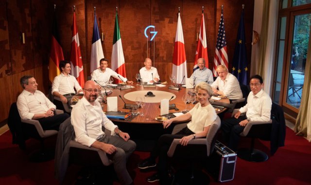 주요 7개국(G7) 정상회의가 26일(현지시간) 독일 크루엔의 엘마우성에서 개막한 가운데 G7 정상이 만찬을 위해 
모여 있다. 왼쪽부터 시계방향으로 샤를 미셸 유럽이사회 의장, 마리오 드라기 이탈리아 총리, 쥐스탱 트뤼도 캐나다 총리, 에마뉘엘
 마크롱 프랑스 대통령, 올라프 숄츠 독일 총리, 조 바이든 미국 대통령, 보리스 존슨 영국 총리, 기시다 후미오 일본 총리, 
우르줄라 폰데어라이엔 유럽연합 집행위원장. AP뉴시스