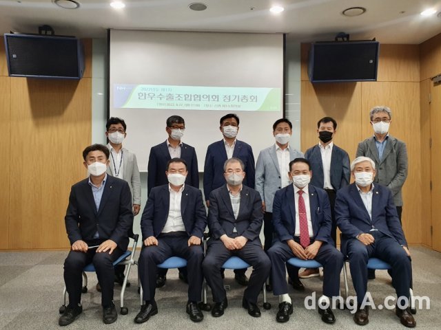 27일 서울시 중구 농협 신관 회의실에서 열린 한우수출조합협의회 정기총회에서 이병호 협의회장(하동축협 조합장, 사진 앞줄 왼쪽에서 세 번째)과 김경수 농협경제지주 축산사업본부장(사진 뒷줄 왼쪽에서 세 번째)등 참석자들이 기념촬영을 하고 있다. 농협 제공