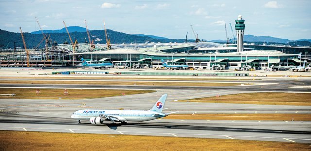 미래 여객 수요에 대비해 제2여객터미널 확장공사가 진행되고 있는 인천공항 활주로에서 항공기가 이륙을 준비하고 있다. 인천국제공항공사 제공
