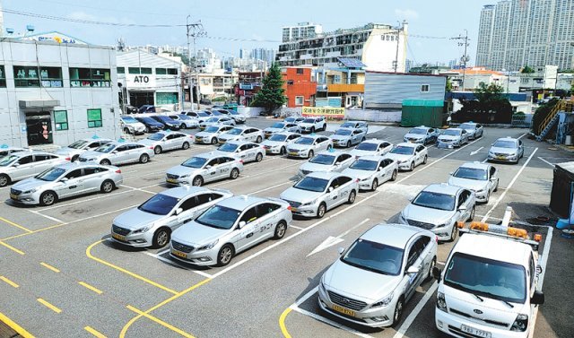 24일 부산 수영구 ㈜금륜산업 차고지에 운행하지 않는 택시가 주차돼 있다. 금륜산업은 택시기사들이 대거 이직하면서 적자가 지속되자 다음 달부터 휴업하기로 결정했다. 부산법인택시조합 제공